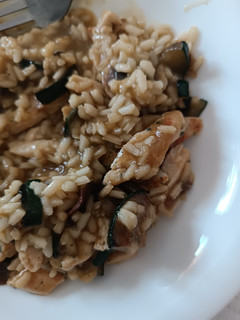 Una foto de Arroz con pollo y verduras