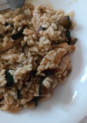 Una foto de Arroz con pollo y verduras