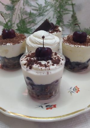 Una foto de Torta Selva Negra En Shot o Vasitos / Cerezas