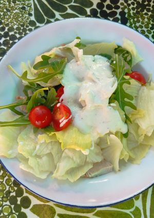 Una foto de Ensalada de lechuga con pechugas etc... 😋