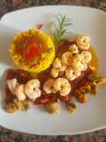 Mariscos, con salsa de tomates y arroz con azafrán y alcaparras