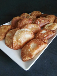 Una foto de Empanadillas de cebolla caramelizada y queso crema