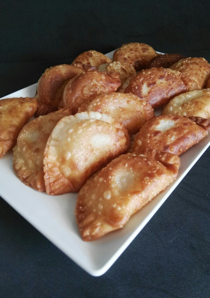 Una foto de Empanadillas de cebolla caramelizada y queso crema