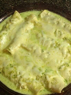 Una foto de Enchiladas suizas con cilantro y crema