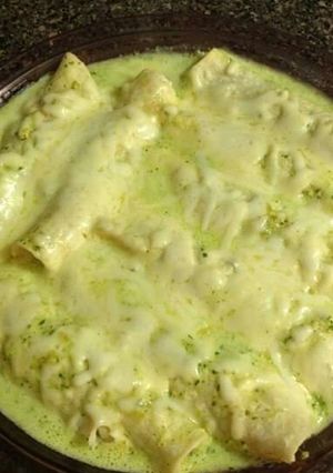 Una foto de Enchiladas suizas con cilantro y crema