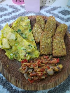 Foto resep Tahu telur + tempe goreng dengan sambal