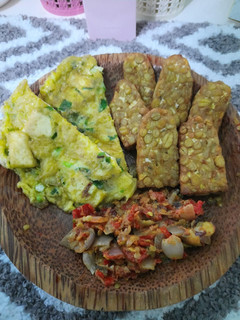 Foto resep Tahu telur + tempe goreng dengan sambal