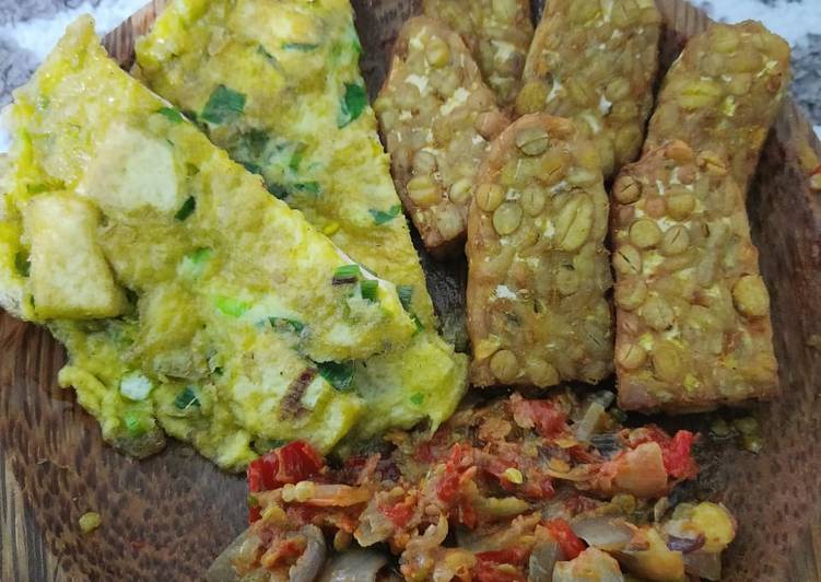 Tahu telur + tempe goreng dengan sambal