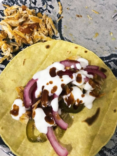 Una foto de Tacos pollo pibil con achiote casero 😋