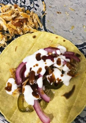 Una foto de Tacos pollo pibil con achiote casero 😋