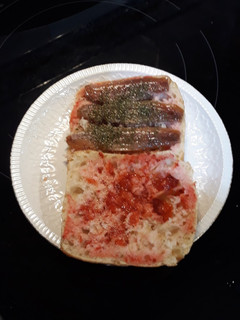 Una foto de Bocata con fresas y sardinas ahumadas
