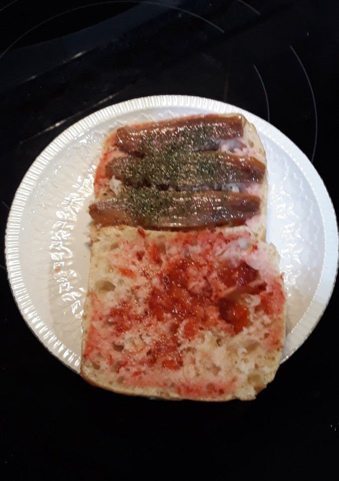 Una foto de Bocata con fresas y sardinas ahumadas