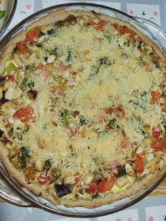 Una foto de Tarta de pollo y base cremosa de ricota (masa casera)