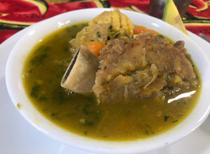 Una foto de Sopa de patacón con costilla de res