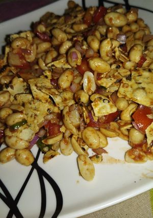 A picture of Peanut masala papad chat.