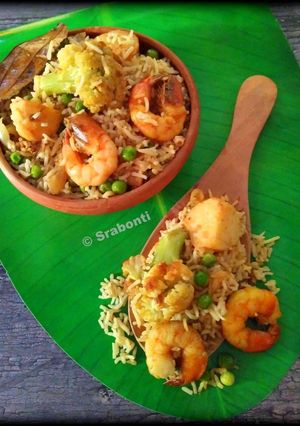 চিংড়ি মাছ ও ফুলকপি আলু কড়াইশুঁটি দিয়ে পোলাও (chingri mach o phulkopi alu karaishunti diye polao) রেসিপির প্রধান ছবি