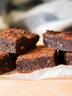 Una foto de Receta raw brownie de chocolate