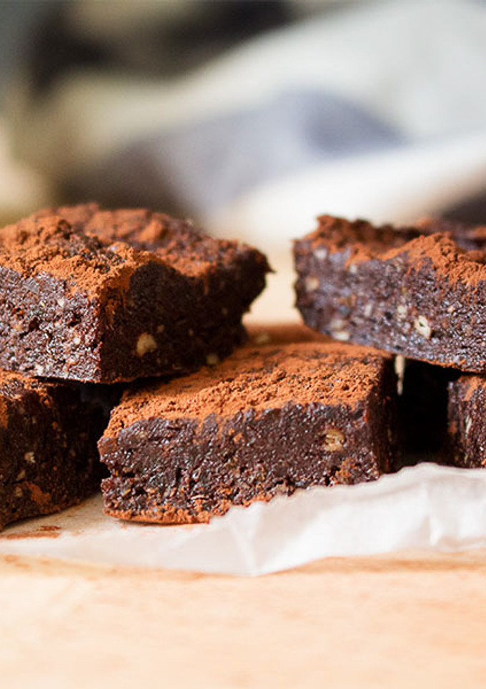 Una foto de Receta raw brownie de chocolate