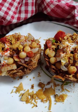 A picture of Potato basket chaat.