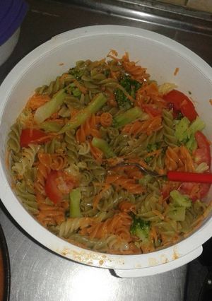 Una foto de Ensalada de pasta de colores