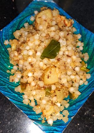 रुचकर साबुदाणा खिचडी (sabudana khichdi recipe in marathi) रेसिपी चे मुख्य फोटो