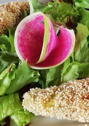Una foto de Flores de calabaza rellenas de requesón y cubierta de amaranto