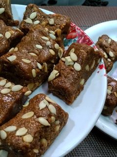 धनिया- मावा बर्फी (dhaniya mawa barfi recipe in Hindi) रेसिपी मुख्य फोटो