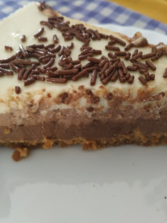 Una foto de Pastel tres chocolates (cuajada)