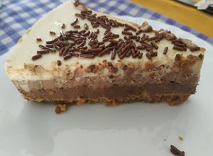 Una foto de Pastel tres chocolates (cuajada)