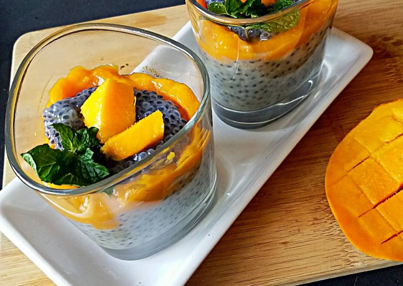 Mango chia pudding
