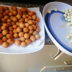 A picture of Gullisuwa (milk balls).