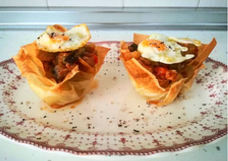 Pisto en cesta con huevo de codorniz