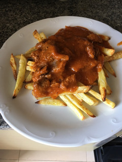 Una foto de Ternera en salsa con patatas al horno 🍖🥔