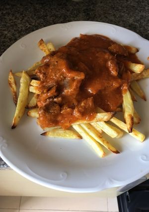 Una foto de Ternera en salsa con patatas al horno 🍖🥔