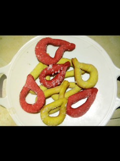 A picture of Coloured Ring shape cookies.
