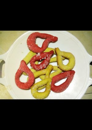 A picture of Coloured Ring shape cookies.