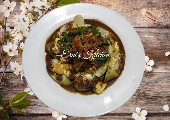 Lontong Tahu Telor bumbu kacang