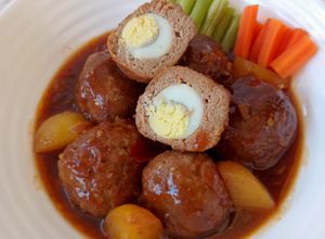 Foto resep Semur Bola Daging Sapi isi Telur Puyuh