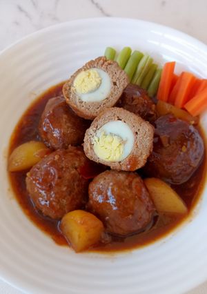 Foto resep Semur Bola Daging Sapi isi Telur Puyuh