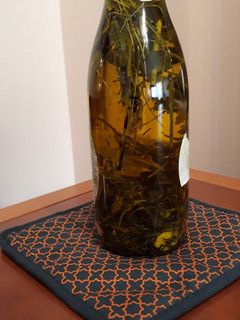 Una foto de Aceite de oliva infusionado con hierbas y ajos