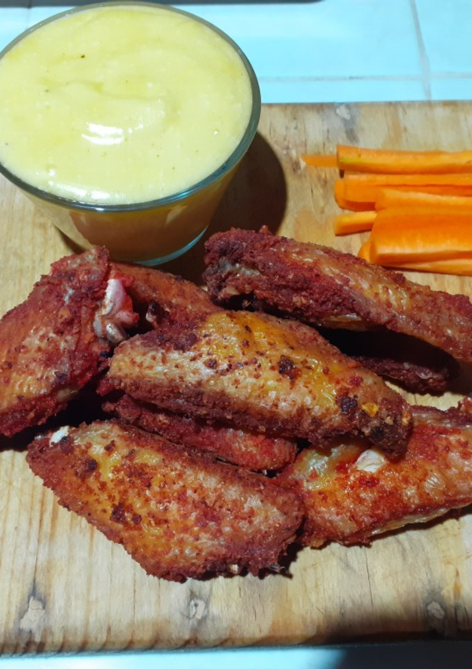 Una foto de Alitas empanizadas de Sabritas acompañada de salsa mayonesa