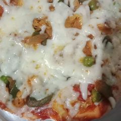 A picture of Capsicum onion pizza.