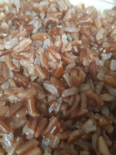 Una foto de Cocer arroz rojo