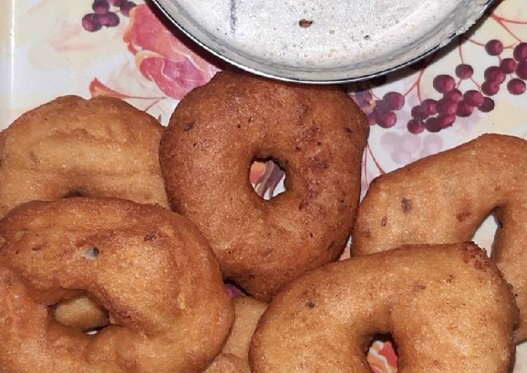 Medu vada with peanut chutney