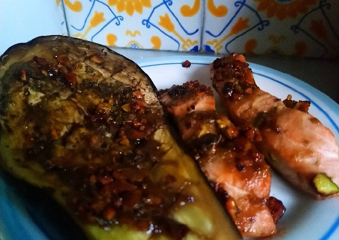Berenjena y salmón al horno con costra de pistachos, miel y soja