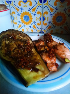 Una foto de Berenjena y salmón al horno con costra de pistachos, miel y soja