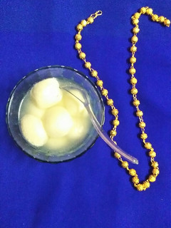 बंगाली रसगुल्ला (Bengali Rasgulla recipe in Hindi) रेसिपी मुख्य फोटो