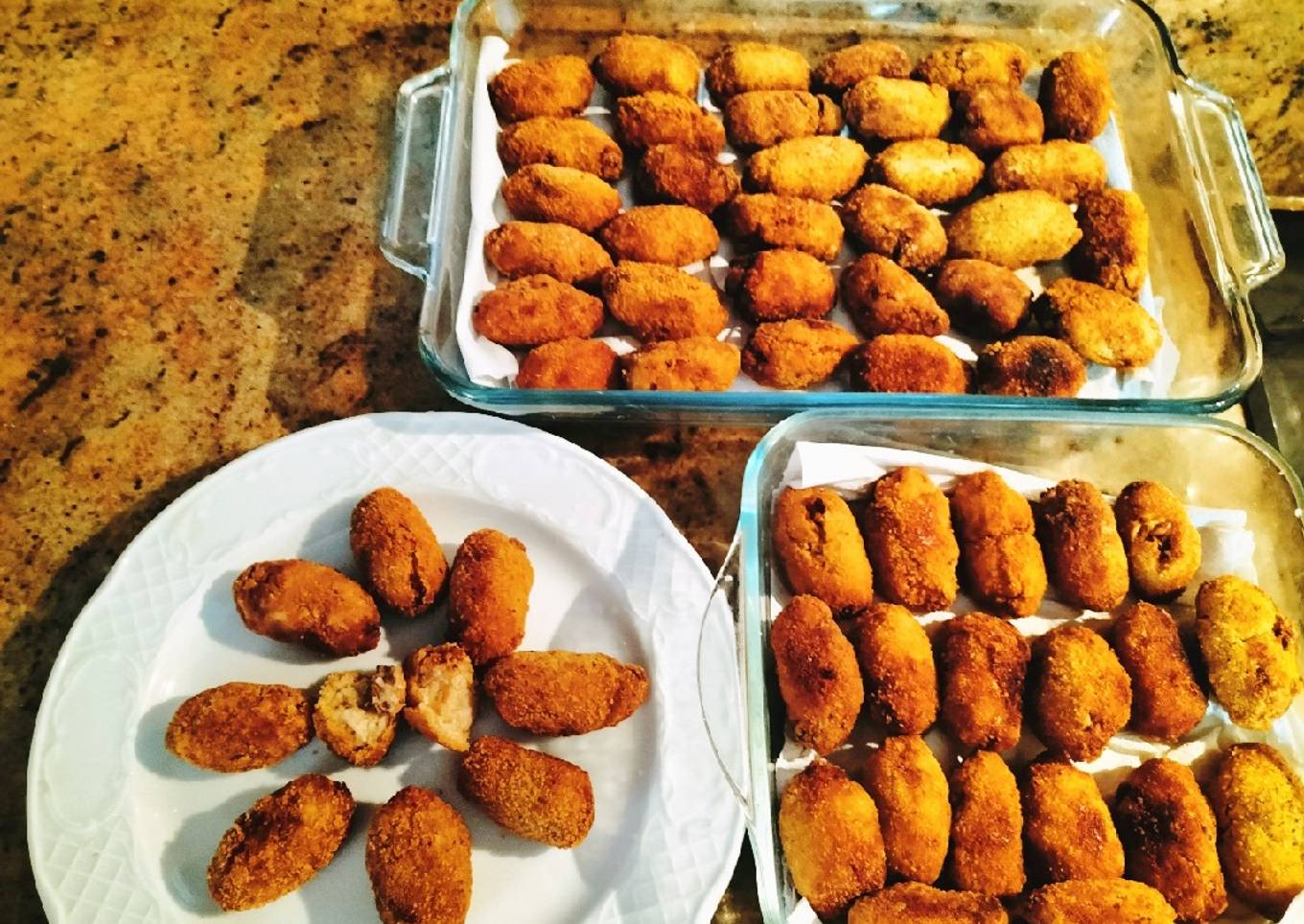 Croquetas de atún, pasas y piñones