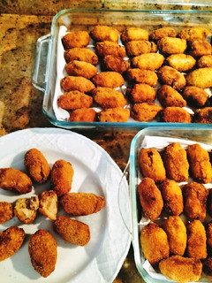 Una foto de Croquetas de atún, pasas y piñones