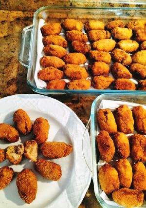 Una foto de Croquetas de atún, pasas y piñones